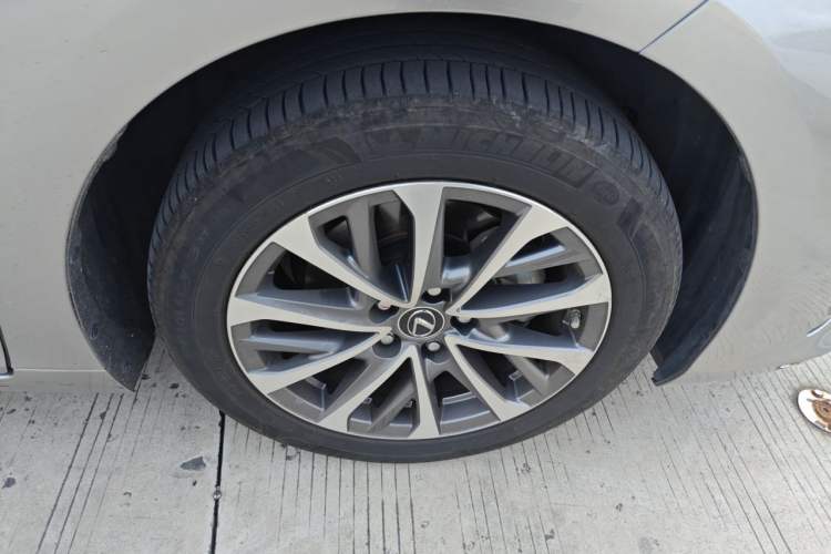 Used Lexus ES 2022 200 Excellence Edition Right Front Wheel Hub