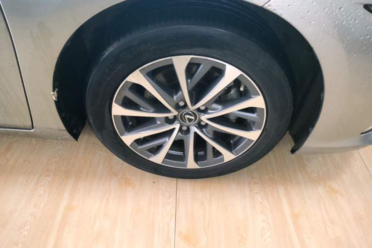 Used Lexus ES 2022 300h Excellence Edition Right Front Wheel Hub