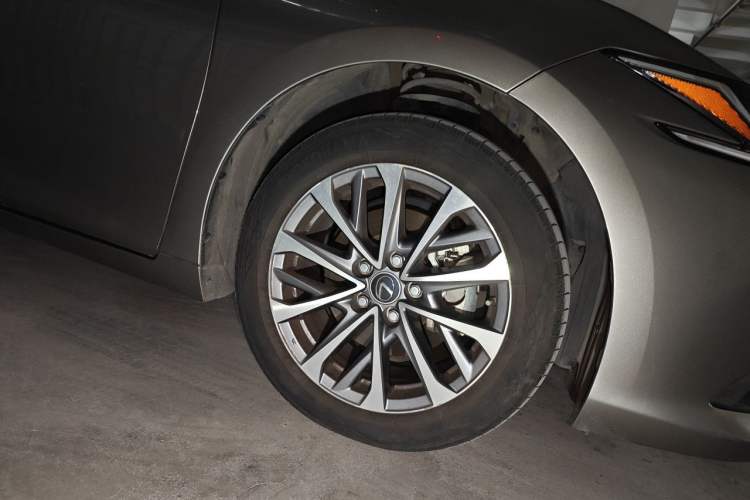 Used Lexus ES 2022 200 Luxury Edition Right Front Wheel Hub