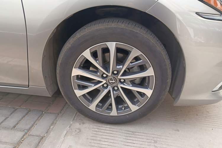 Used Lexus ES 2022 200 Excellence Edition Right Front Wheel Hub