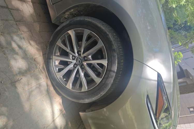 Used Lexus ES 2022 200 Luxury Edition Right Front Wheel Hub