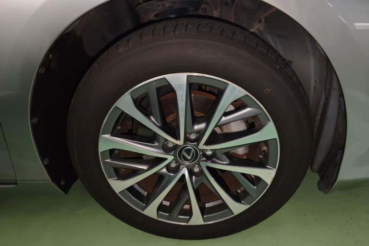 Used Lexus ES 2022 200 Excellence Edition Right Front Wheel Hub