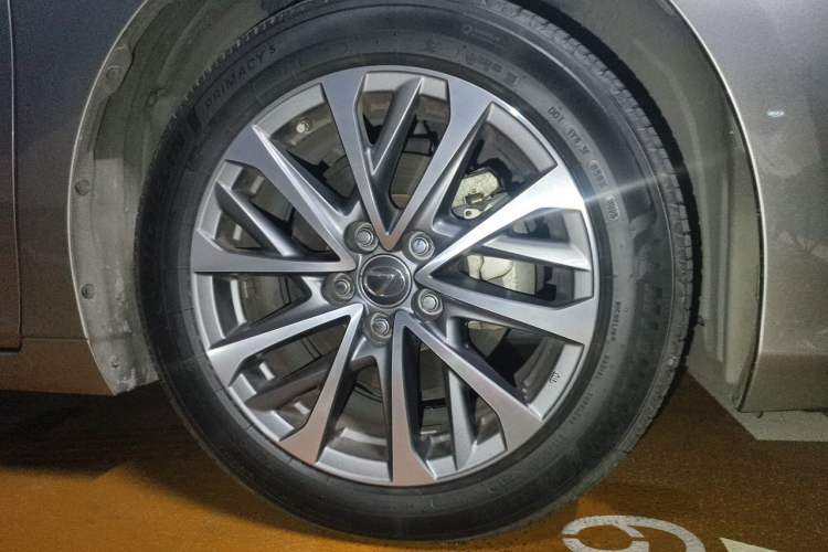 Used Lexus ES 2022 200 Luxury Edition Right Front Wheel Hub