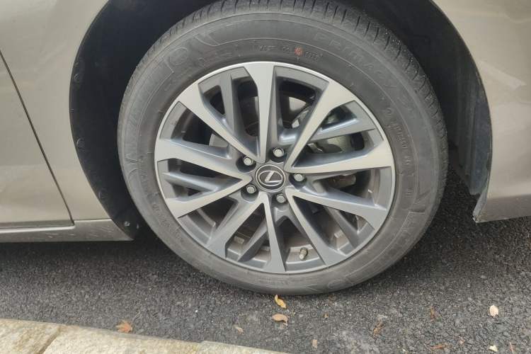 Used Lexus ES 2022 260 Excellence Edition Right Front Wheel Hub