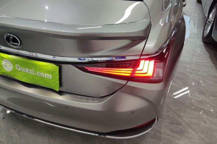 Used Lexus ES 2022 300h Excellence Edition Right Rear Taillight