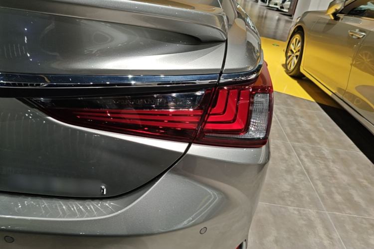 Used Lexus ES 2022 300h Deluxe Edition Right Rear Taillight