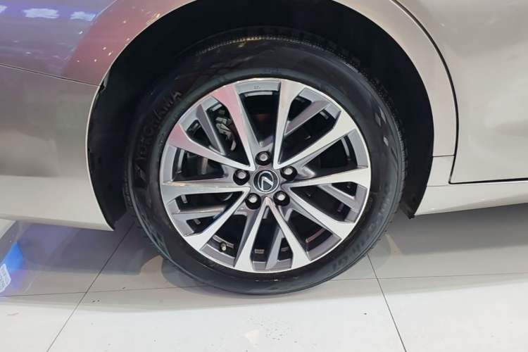 Used Lexus ES 2022 200 Excellence Edition Right Rear Wheel Hub