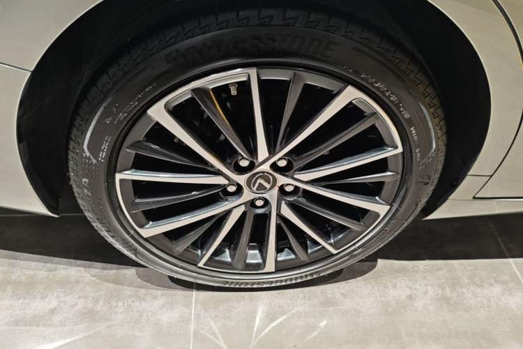 Used Lexus ES 2022 300h Deluxe Edition Right Rear Wheel Hub