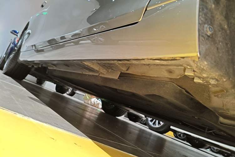 Used Lexus ES 2022 300h Deluxe Edition Right Side Sill