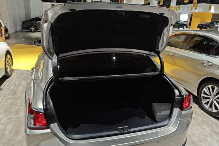 Used Lexus ES 2022 300h Deluxe Edition Trunk