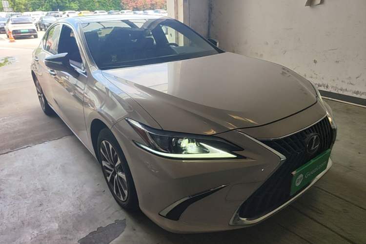 Used Lexus ES 2022 200 Excellence Edition Front Right 45 Deg
