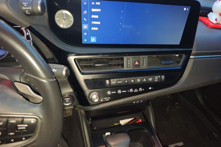 Used Lexus ES 2022 300h Deluxe Edition Audio And AC Panel