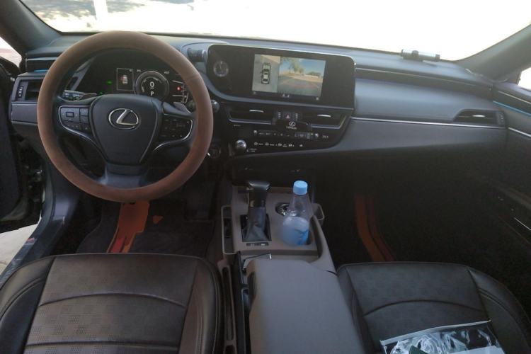 Used Lexus ES 2022 300h Excellence Edition Center Console