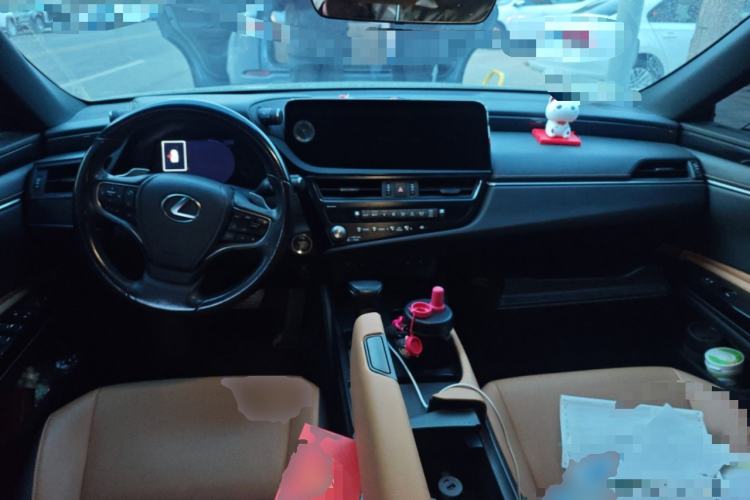 Used Lexus ES 2022 300h Deluxe Edition Center Console