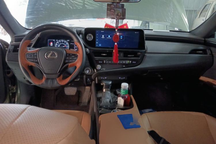 Used Lexus ES 2022 200 Excellence Edition Center Console