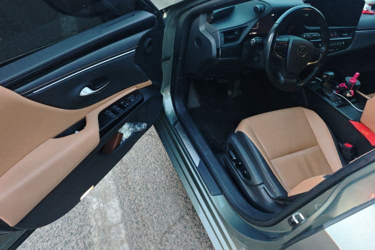 Used Lexus ES 2022 300h Deluxe Edition Driver Seat