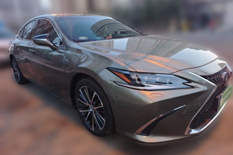 Used Lexus ES 2022 300h Deluxe Edition Front Right 45 Deg
