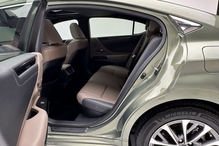 Used Lexus ES 2022 300h Excellence Edition Interior 3