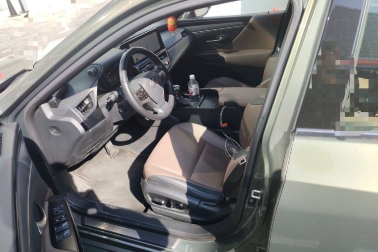 Used Lexus ES 2022 300h Excellence Edition Left Front Seat