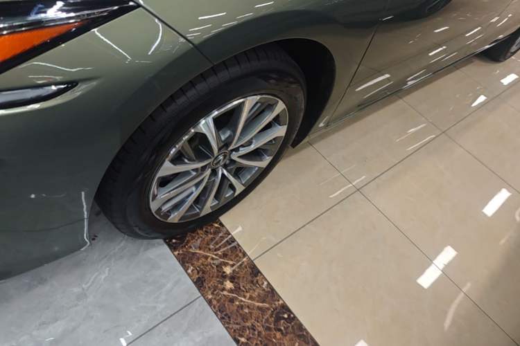 Used Lexus ES 2022 200 Excellence Edition Left Front Wheel Hub