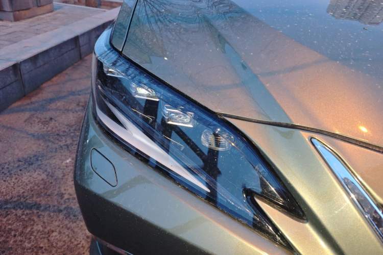 Used Lexus ES 2022 300h Deluxe Edition Right Front Headlight