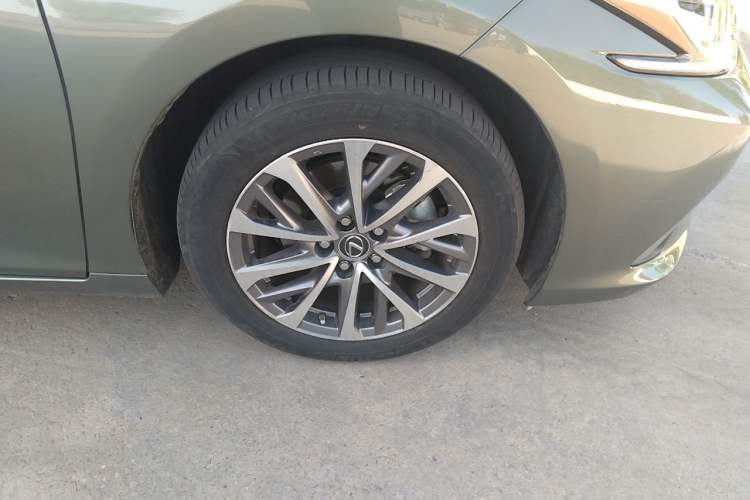 Used Lexus ES 2022 300h Excellence Edition Right Front Wheel Hub