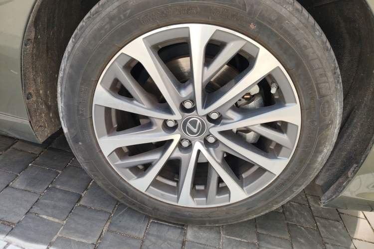 Used Lexus ES 2022 300h Excellence Edition Right Front Wheel Hub