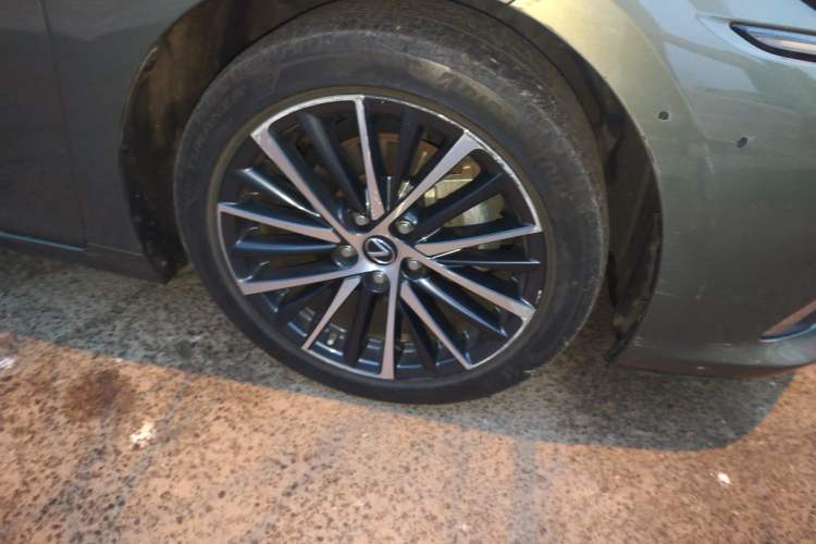 Used Lexus ES 2022 300h Deluxe Edition Right Front Wheel Hub