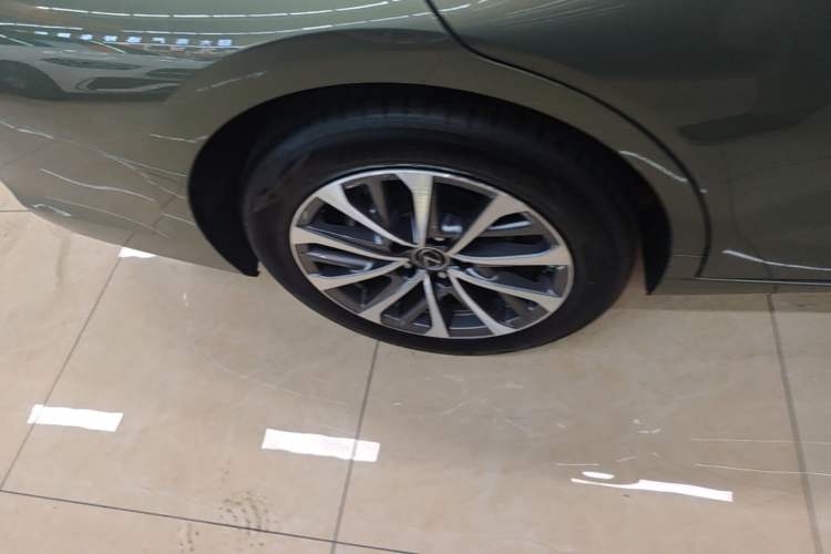 Used Lexus ES 2022 200 Excellence Edition Right Rear Wheel Hub