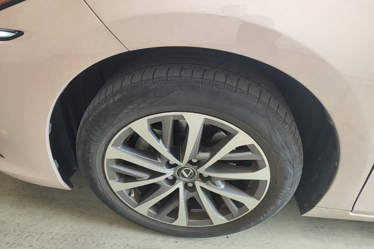 Used Lexus ES 2022 200 Excellence Edition Left Front Wheel Hub