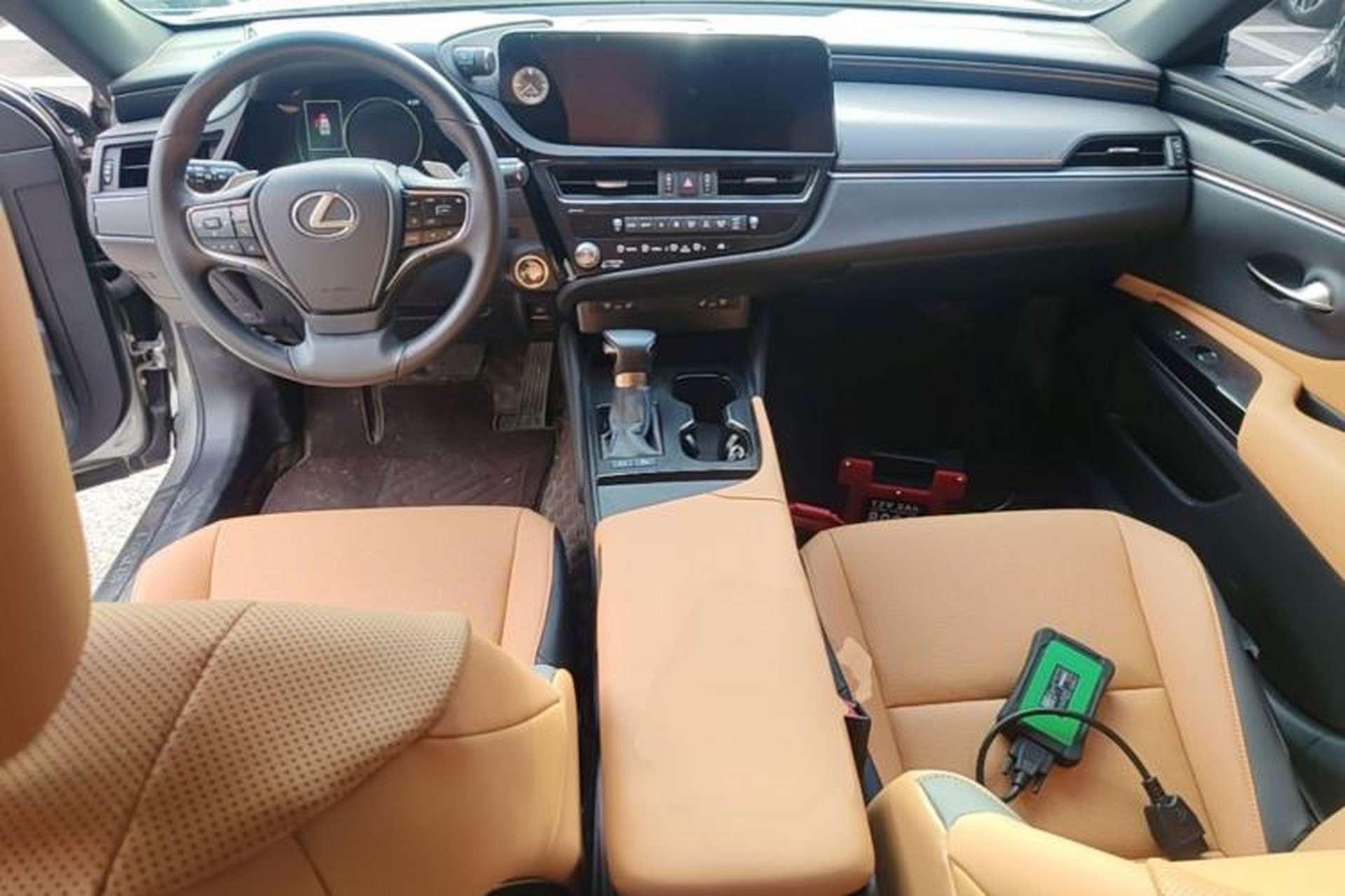 Used Lexus ES 2022 300h Deluxe Edition Center Console