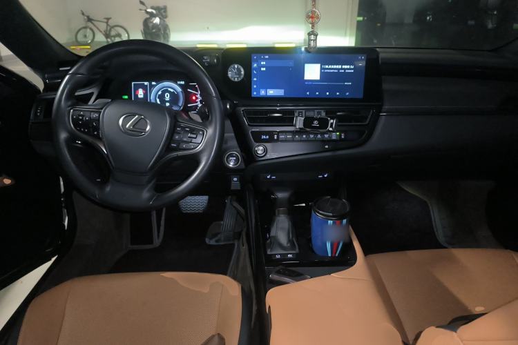 Used Lexus ES 2022 300h Excellence Edition Center Console