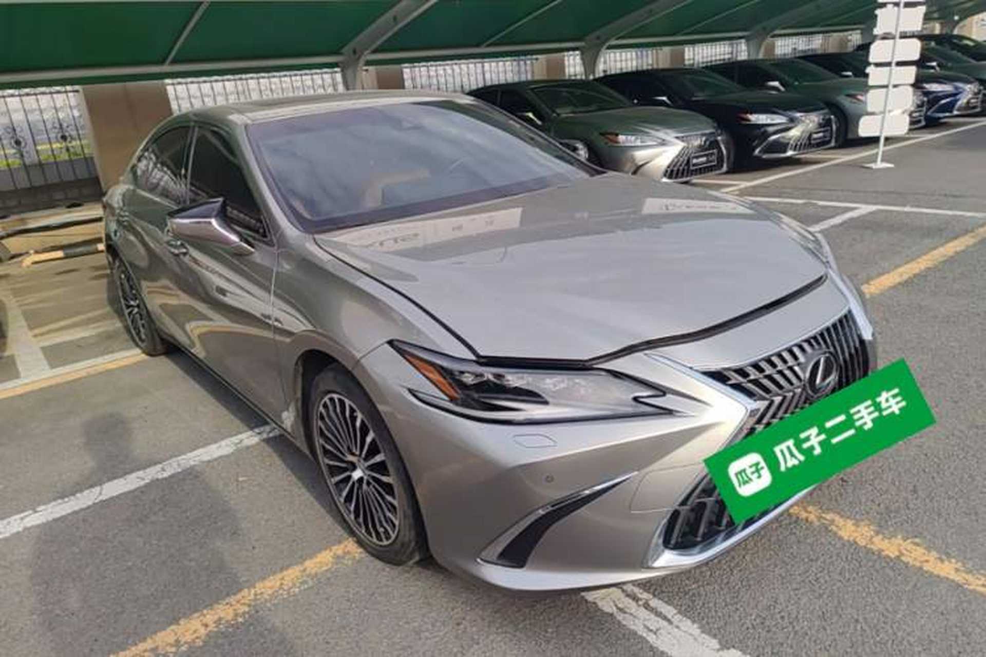 Used Lexus ES 2022 300h Deluxe Edition Front Right 45 Deg