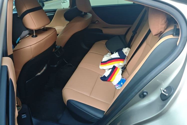 Used Lexus ES 2022 300h Excellence Edition Interior 4