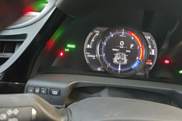 Used Lexus ES 2022 300h F SPORT Odometer Close Up