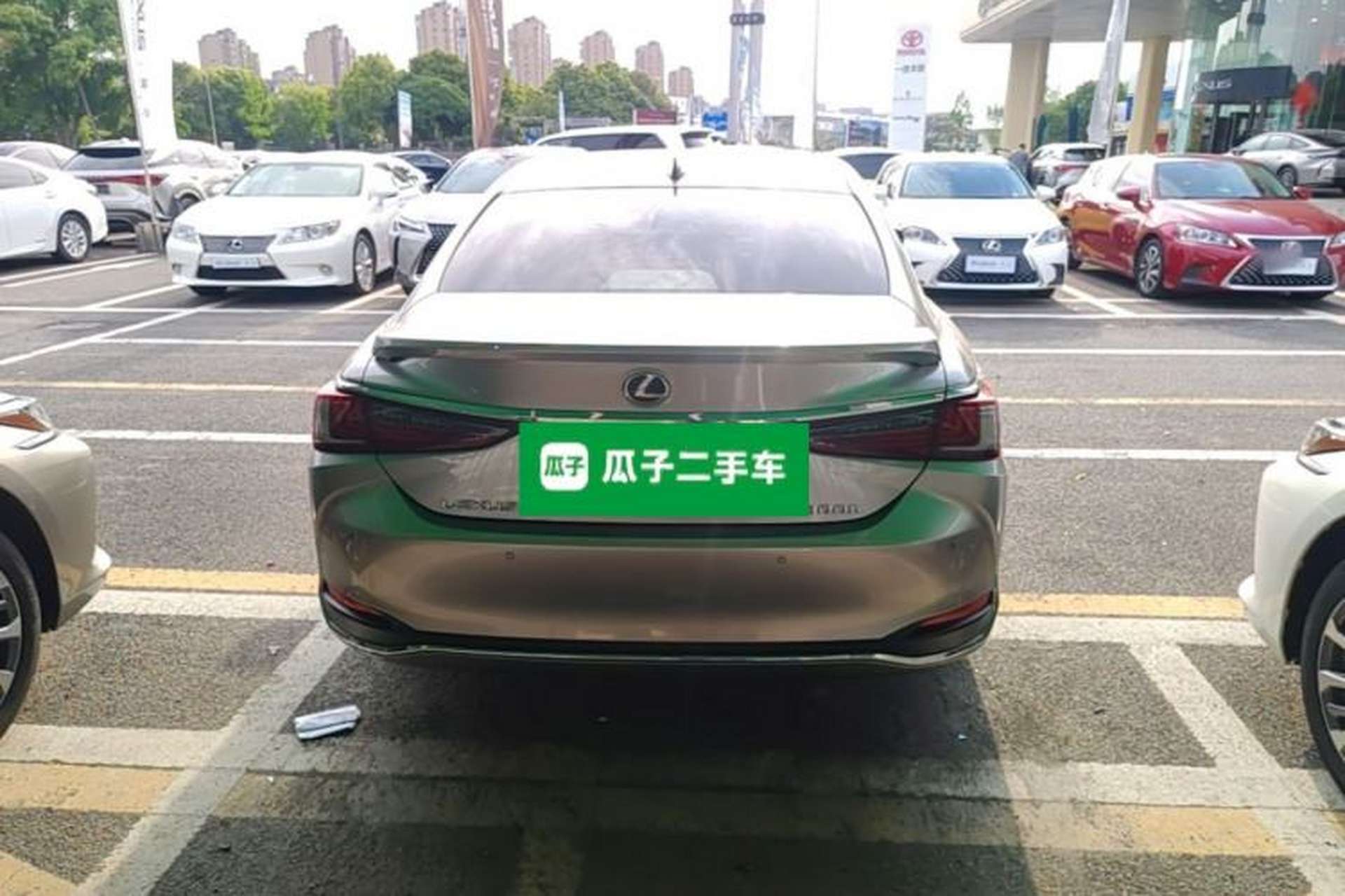 Used Lexus ES 2022 300h Deluxe Edition Rear
