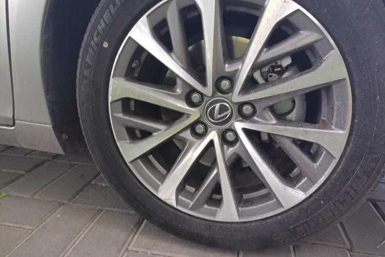 Used Lexus ES 2022 200 Excellence Edition Right Front Wheel Hub