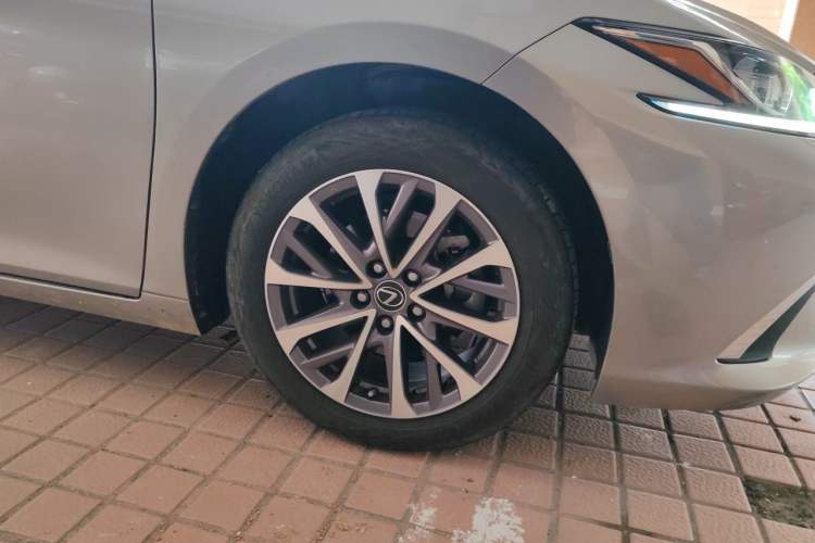 Used Lexus ES 2022 200 Luxury Edition Right Front Wheel Hub