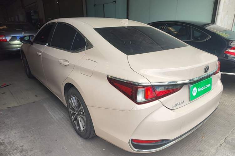 Used Lexus ES 2022 200 Excellence Edition Rear Left 45 Deg