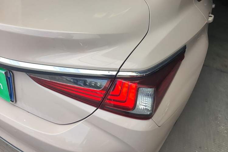 Used Lexus ES 2022 200 Excellence Edition Right Rear Taillight