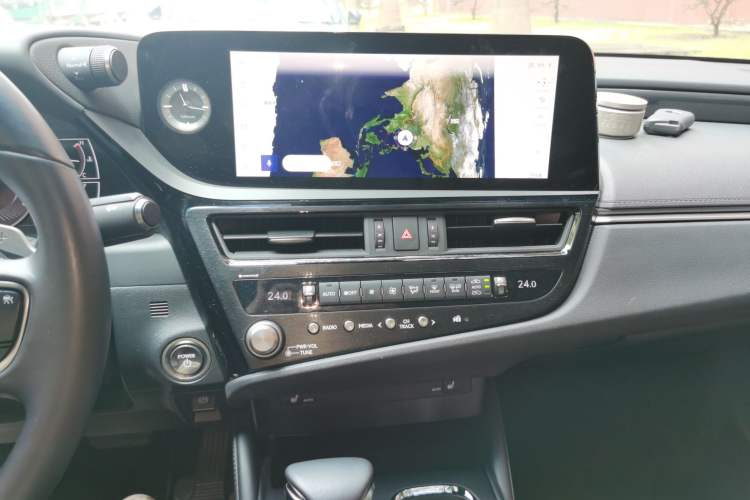 Used Lexus ES 2022 300h Excellence Edition Audio And AC Panel