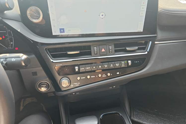 Used Lexus ES 2022 300h Excellence Edition Audio And AC Panel