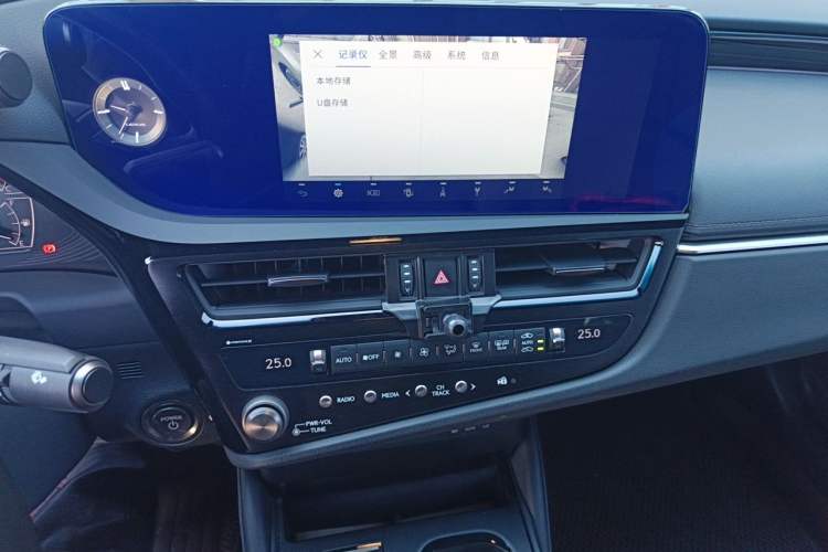 Used Lexus ES 2022 300h Deluxe Edition Audio And AC Panel
