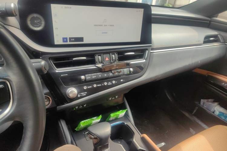 Used Lexus ES 2022 300h Deluxe Edition Audio And AC Panel
