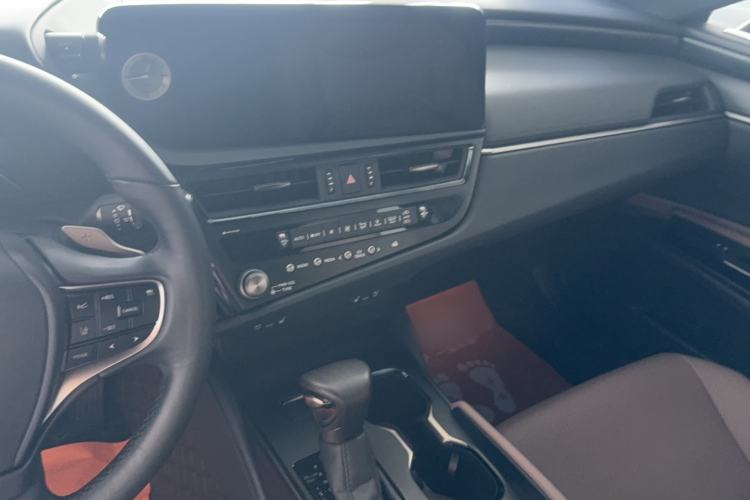 Used Lexus ES 2022 300h Deluxe Edition Audio And AC Panel