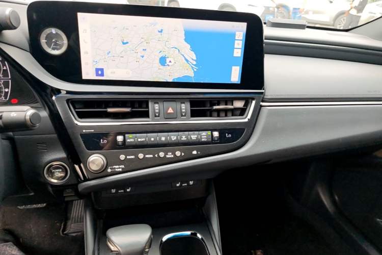 Used Lexus ES 2022 300h Deluxe Edition Audio And AC Panel