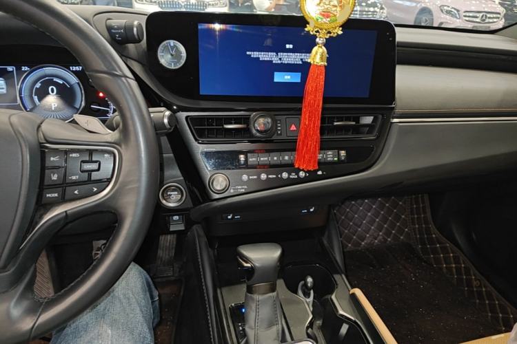 Used Lexus ES 2022 300h Excellence Edition Center Console