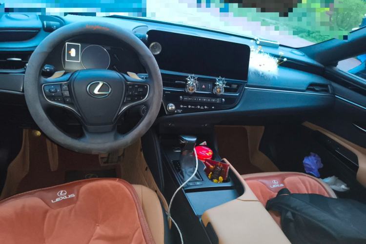 Used Lexus ES 2022 300h Excellence Edition Center Console