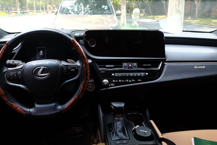 Used Lexus ES 2022 200 Excellence Edition Center Console