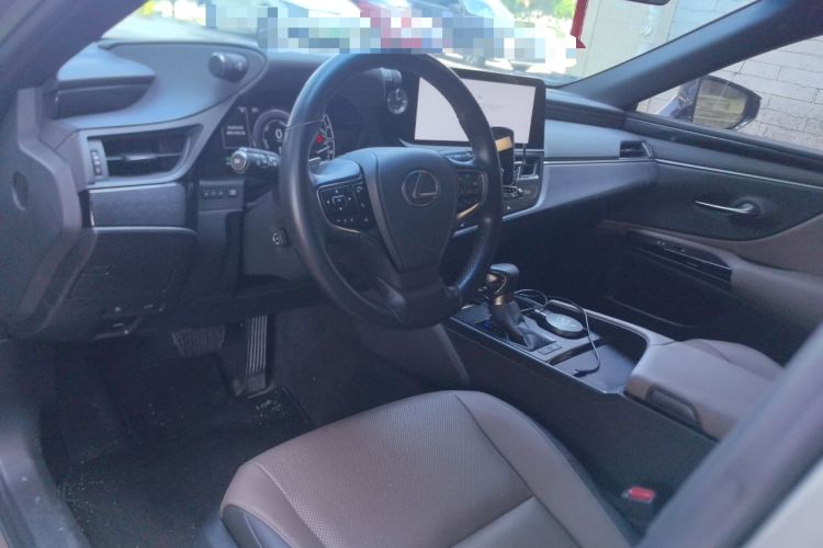 Used Lexus ES 2022 300h Excellence Edition Center Console